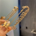 Detailweergave van een gouden pauwenbroche met fonkelende witte strassteentjes - Pauw Ontwerp Stijl (Goud)