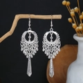 Dettaglio di orecchini etnici in argento con nappe su ramo con sfondo floreale - Bohémien Traforato (E3524) / Argento
