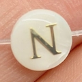 Perle ronde en nacre blanche avec lettre N dorée pour la fabrication de bijoux DIY - Lettre N