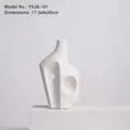 Jarrón moderno de cerámica blanca mate con formas orgánicas y círculos huecos - 101 Blanco Mate 17.5x8x30cm