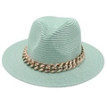 Texture détaillée d'un chapeau fedora vert menthe orné d'une grosse chaîne dorée - Chapeau de Paille à Bord Plat / Vert Menthe