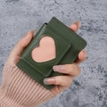 Minimalistisches grünes Kartenetui aus Kunstleder mit rosa Herz-Ausschnitt-Design - Grün