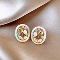 Gros plan de boucles d'oreilles tulipe en émail avec perles blanches et zircons sur soie - 9# Tige d'oreille en argent-Or-Tulipe-Plaqué Or Véritable