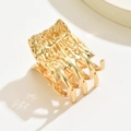 Detalle de pinza para el pelo de metal dorado con textura orgánica de diseño - Dorado