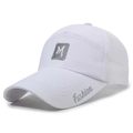 Berretto da baseball bianco in rete traspirante con patch M grigia e scritta Fashion - Regolabile / Bianco