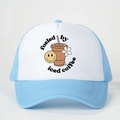 Détail de l'imprimé fueled by iced coffee sur une casquette trucker bleue et blanche - Taille unique / Bleu Ciel