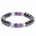 Dettaglio macro di perle d'acqua dolce naturali, cristalli viola e perline di ematite - Bracciale Ametista / Viola