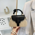 Schicke beige Stroh-Handtasche mit schwarzem PU-Leder-Knotengriff und abnehmbarem Seilgurt - Schwarz