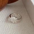 Detail of flower shaped 925 sterling silver adjustable ring with central gemstone - Silver Daisy (JZ0781)