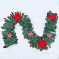 Grüne Weihnachtsguirlande aus PVC mit roten Poinsettien und glänzenden Kugeln auf weißem Grund - Rot Dekorierte Girlande