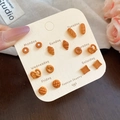 Dettaglio di sette paia di orecchini in resina a forma di dolci su scheda settimanale - Set 7 Giorni / Perno in Argento-Pane Orso Caffè (7 Paia)