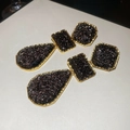 Dettaglio di orecchini geometrici a tre livelli in resina con bordi dorati e glitter - Oro Nero (Ago in Argento 925)