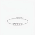 Elegantes Armband aus 925er Sterlingsilber mit fünf funkelnden, verbundenen Blumenanhängern - Armband
