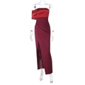 Dettaglio vestito da sera bordeaux senza spalline in raso con spacco alto e drappeggio - S / Rosso