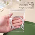 Gros plan d'un sachet de rangement transparent anti-oxydation scellant des bracelets - 8*12cm (Lot de 20)