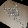 Detailweergave van luxe zilveren mesh ketting met sprankelende strass-steentjes en kwastjes - Zilveren Strass Gaas Waterdruppel Kwastje Stijl (HB1890)