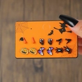 Set mit 6 Halloween-Ohrsteckern mit Kürbis, Geist und Spinne auf einer Displaykarte - Hexenstiefel Und Kürbislaterne Kollektion (E1410-1)
