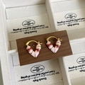 Boucles d'oreilles cœur en émail rose et bordeaux avec placage d'or et motif rayé - Or 18K Rose Pourpre Kaki