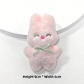 Nahaufnahme eines 9cm rosa Plüschhasen-Anhängers mit grünem Band und Stickereidetails - Brosche Stil / Rosa Hase