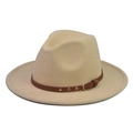 Détail d'un chapeau en laine blanc cassé avec ceinture en cuir marron et clous dorés - Beige