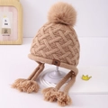 Dettaglio della trama a maglia del cappello kaki per bambini con pompon e lacci a treccia - Bambini Grandi 3-8 Anni / Cachi