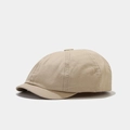 Dettaglio del berretto miki in twill di cotone kaki con cuciture a sei pannelli e tesa - Beige