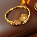 Primer plano del brazalete de flores vintage dorado con perlas y circonitas en cuero - Dorado