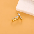 Detailopname van gouden titanium oorbellen met ronde zirkoon en kleine steentjes - Wit