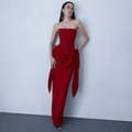 Elegante vestido de noche rojo sin tirantes con drapeado lateral y silueta entallada - S / Rojo