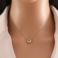Primo piano di una collana in acciaio dorato con ciondolo in zircone azzurro su una modella - 2# Blu Chiaro