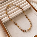 Collana barocca multistrato con perle e ambra marrone presentata in scatola regalo - Collana con perline ovali in occhio di tigre e perle artificiali - 37 cm