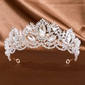Dettaglio corona da sposa argento con foglie barocche e cristalli su fondo in raso - Argento