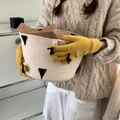 Guantes de punto amarillos con lazo sosteniendo una cesta decorativa de cuerda tejida - Talla única / Amarillo