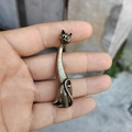 Statuetta di gatto a collo lungo in ottone vintage, decorazione artigianale in metallo - Gatto a Collo Lungo Sinistra