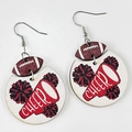 Detail von Holz-Cheerleader-Ohrringen mit Football-Muster und CHEER-Megaphon-Druck - Rot & Schwarz