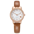 Detalle del reloj de oro rosa con orejas de gato, correa marrón y corazón en el dial - Marrón (Solo reloj)