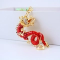Gouden Chinese draak sleutelhanger met rood emaille en glanzende kristallen details - Rood