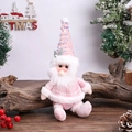 Dettaglio dello gnomo di Natale rosa con paillettes e barba bianca su base in legno - Bambola da Seduta Rosa Babbo Natale