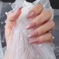 Kurze Ballett-Nägel in Nude-Violett mit glänzendem UV-Finish auf weißem Spitzenhintergrund - Glänzend Nude Lila (DBLL-09)