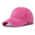 Dettaglio del ricamo rosa e del testo Forever sul cappellino in cotone lavato rosa - Regolabile / Rosso Rosa con Ricamo a Rosa