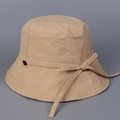 Détail d'un chapeau de soleil en nylon avec ruban décoratif et coutures de bord fines - M (56-58cm) / Kaki