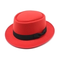 Dettaglio ravvicinato di un cappello in feltro rosso con nastro nero e fiocco - Rosso