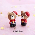 Macro-opname van mini hars kerstbeer, 1,8x2,7cm, voor doe-het-zelf handwerk en decoratie - Kerstbeer