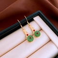 Dettaglio orecchini a forma di Pipa con finta giada verde e finitura dorata in portagioie - Gancio per orecchino a pipa verde