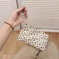 Pochette fleurie en coton pour portable et cosmétiques tenue en main dans un salon - Gris Clair Petites Feuilles