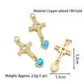 Collana a croce in rame placcato oro 18K con cuore in opale blu e zirconi - Croce di Cuore in Opale Blu Stellato (Stile D)