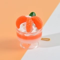 Llavero de mini helado de naranja con crema batida y detalles de perlas finas - Rojo (Cadena de cuentas doradas)