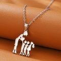 Macro del ciondolo famiglia in acciaio inossidabile argento con silhouette madre e figli - Mamma + 2 Figli + 1 Figlia / Argento