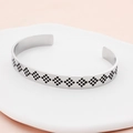 Bracciale rigido aperto a C in acciaio inossidabile argento con motivo geometrico a rete nera - Color Acciaio