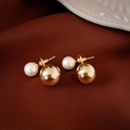Foto macro de pendiente de doble cara con perla blanca sintética y bola de metal dorado - Estilo de Bola de Doble Cara / Pendientes de Perlas de Dos Vías en Oro
